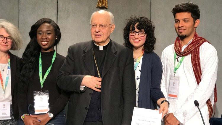 Jovens participaram de coletiva de imprensa com o Cardeal Lorenzo Baldisseri, Secretário do Sínodo. 