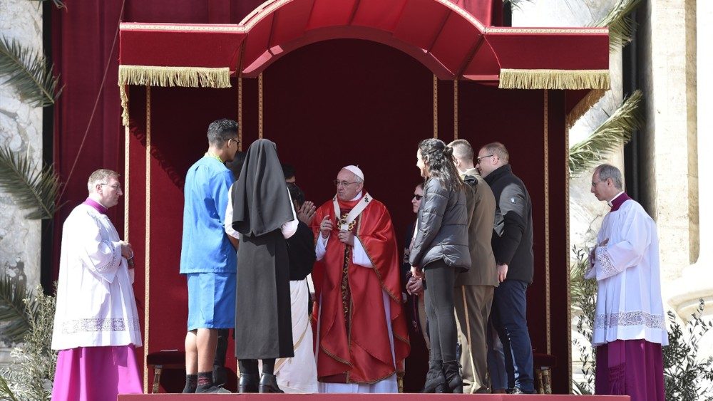 Jovens com o Papa na Santa Missa de Ramos. 