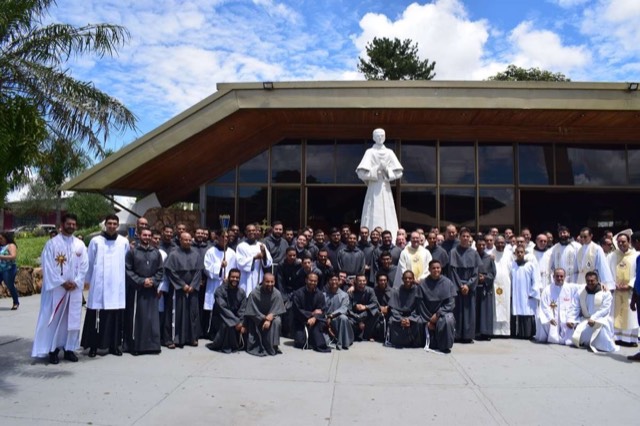 Celebração acolhe 11 jovens para a vida religiosa franciscana