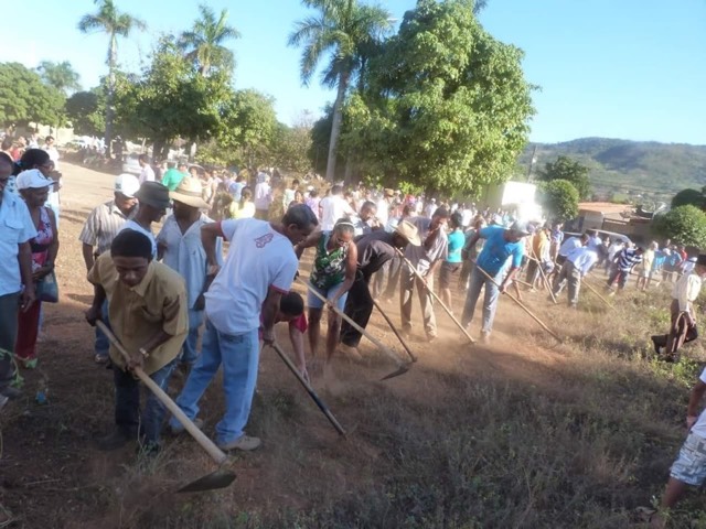 Tradição Centenária no Norte Goiano: Fiéis realizam a Capina do Largo de Santa Efigênia, em Niquelândia