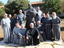 Franciscanos: como viver a pobreza hoje